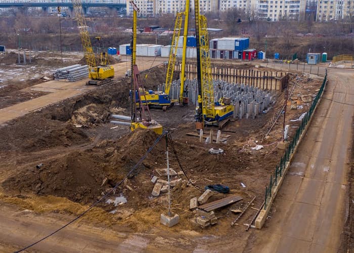 Погружение железобетонных свай на площадке